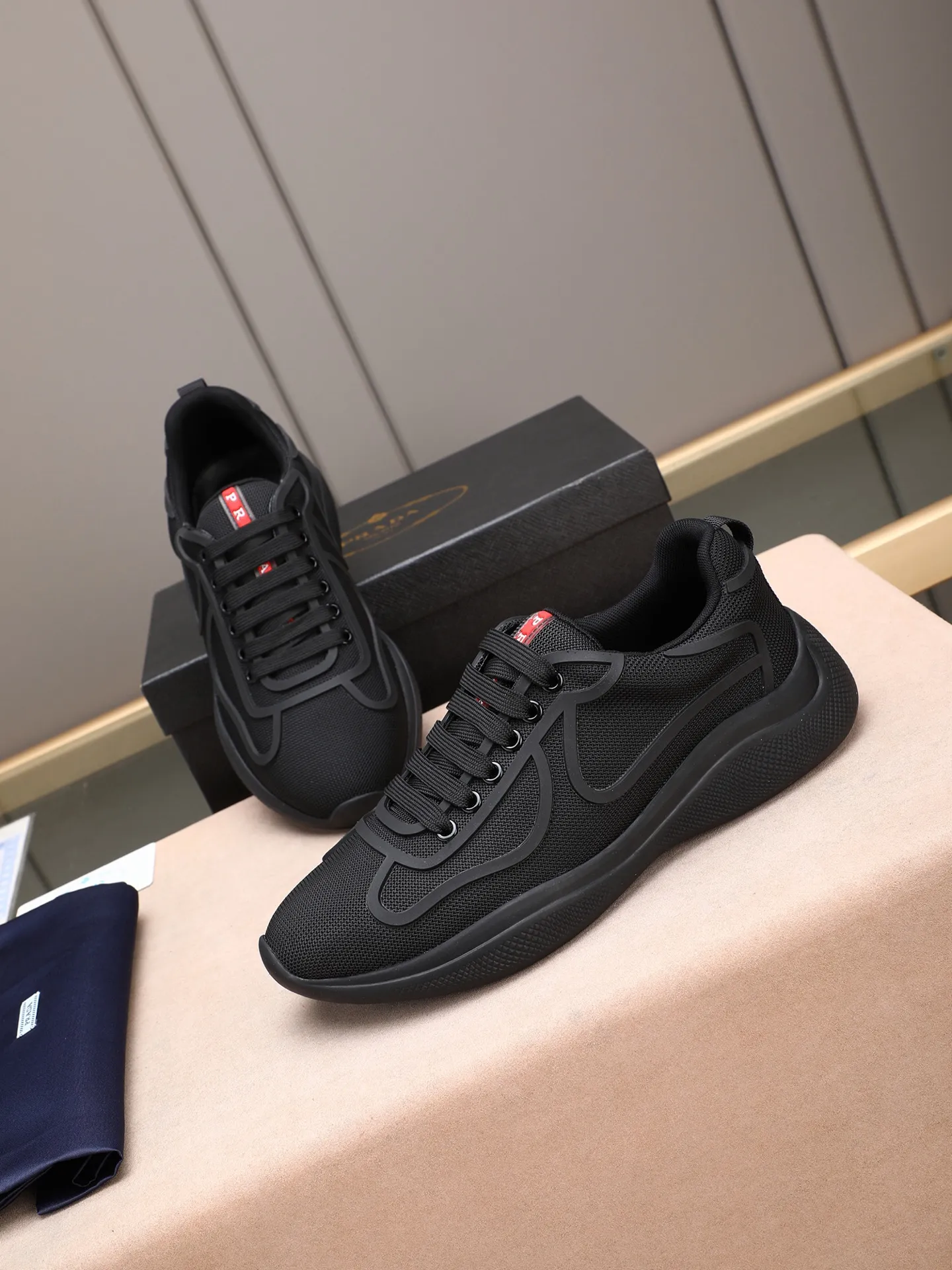 Men's shoes 💰400 PRADA/Prada men's lace-up casual sports shoes, the upper is made of imported rubber and breathable mesh. It is soft, comfortable and breathable. The tongue is decorated with the PRADA brand letter logo. The thick rubber sole echoes the red label tongue. The style is fashionable and elegant. The details are carefully crafted. A casual sports shoe with a super western style and excellent breathability!  Size: 38-44 (45 46 customized)